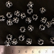 Sorte perler med sølvblomster - 8 mm.